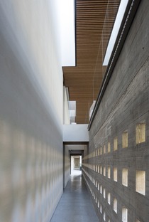 Vector Architects signe un bâtiment en béton et en briques de béton  

