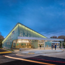 Une façade translucide éclairée au néon pour la bibliothèque de Carrollton
