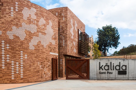 EMBT signe le centre Kàlida, un bâtiment en briques et en bois
