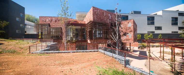 EMBT signe le centre Kàlida, un bâtiment en briques et en bois
