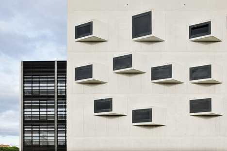 Le cabinet Dekleva Gregoric Architects signe un campus universitaire en verre, en acier et en béton 
