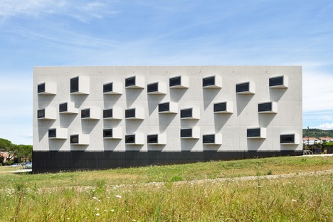 Le cabinet Dekleva Gregoric Architects signe un campus universitaire en verre, en acier et en béton 
