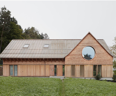 Innauer Matt Architekten signe une maison en bois et en béton
