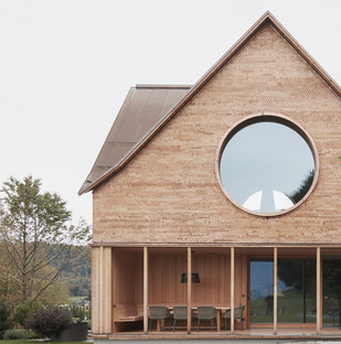 Innauer Matt Architekten signe une maison en bois et en béton
