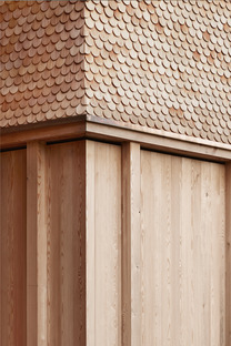 Innauer Matt Architekten signe une maison en bois et en béton
