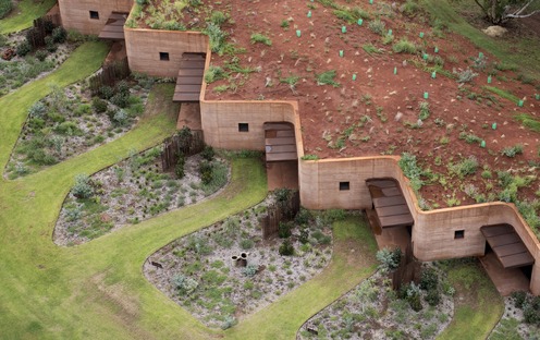 Luigi Rosselli réalise des maisons en pisé en Australie
