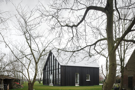 NU Architectuur signe une maison réalisée en bois, en chaux, en chanvre et en paille
