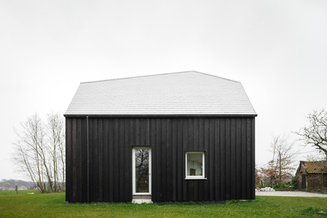 NU Architectuur signe une maison réalisée en bois, en chaux, en chanvre et en paille
