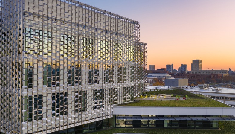 Behnisch Architekten a choisi des éléments hydroformés pour la façade de la SEC d’Harvard 
