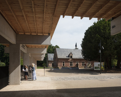 NU architectuuratelier signe un bâtiment d’accueil en bois et en béton 
