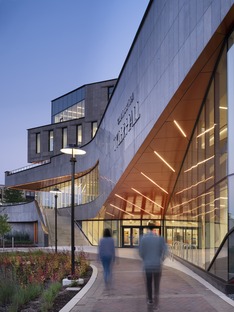 Teeple et GWWO architects réalisent un bâtiment en béton et en pierre calcaire pour la Morgan State University.
