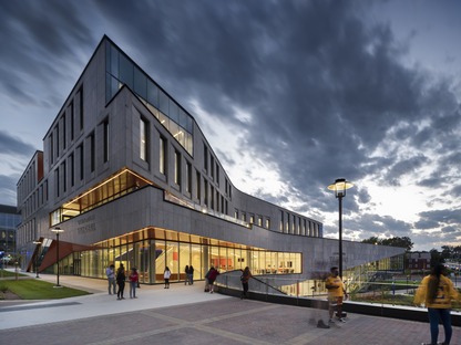 Teeple et GWWO architects réalisent un bâtiment en béton et en pierre calcaire pour la Morgan State University.
