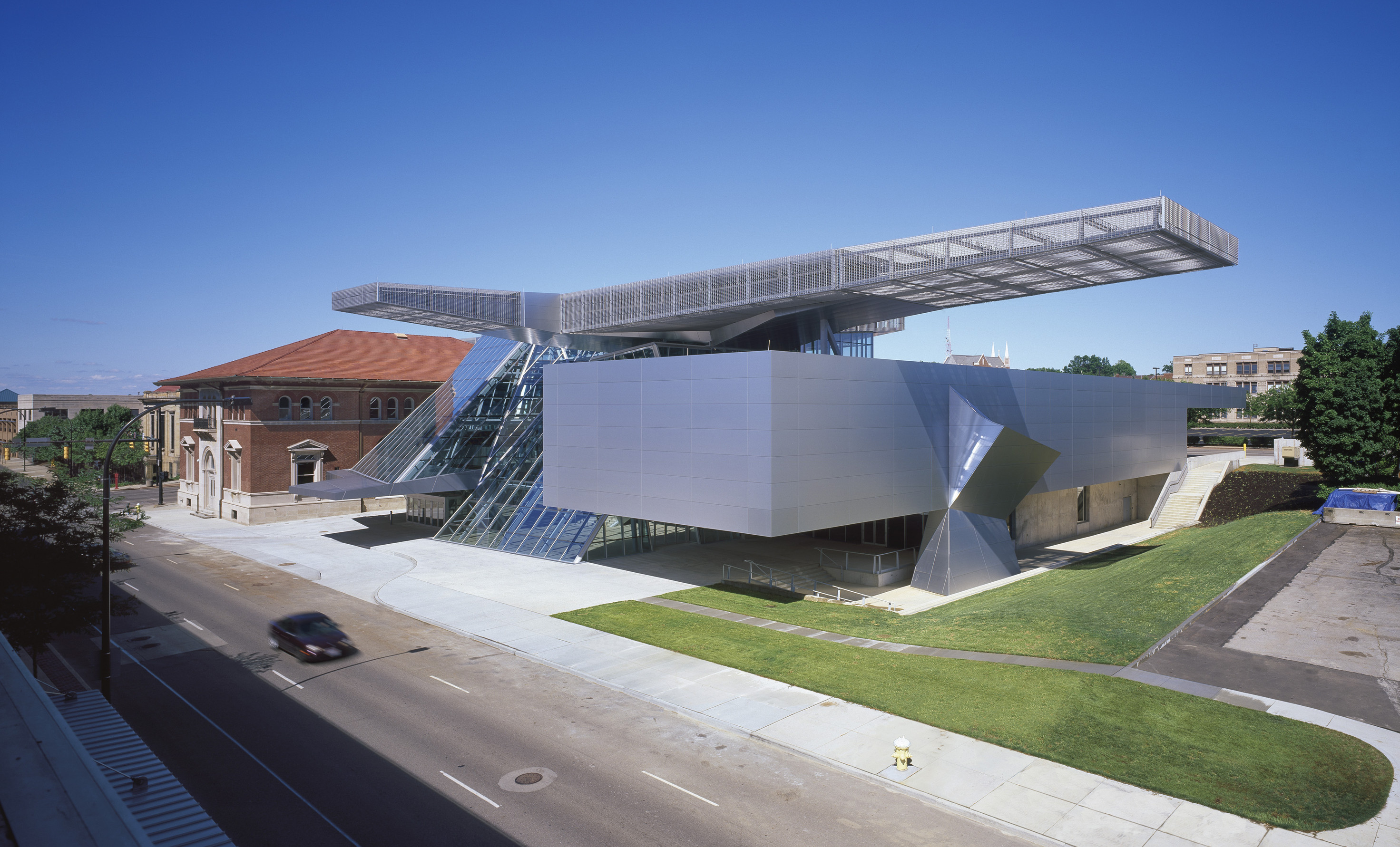 Coop Himmelb(l)au réalise un toit filtrant pour l’Akron Art Museum 
