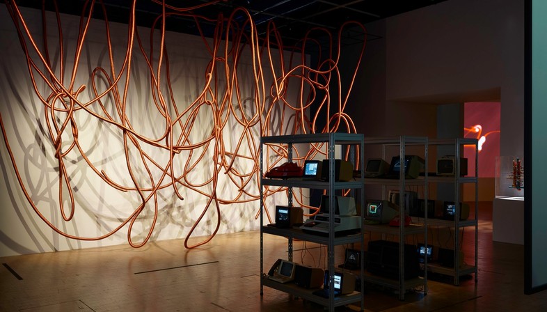 Sommes-nous au cœur d’un réseau ou d’un filet ? Les créatifs du Centre Pompidou apportent leur réponse.
