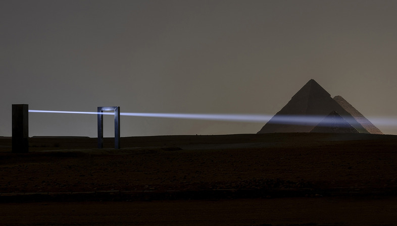 Portal of Light : l’installation d’Emilio Ferro devant les pyramides de Gizeh
