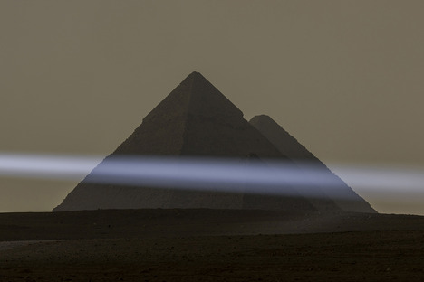 Portal of Light : l’installation d’Emilio Ferro devant les pyramides de Gizeh
