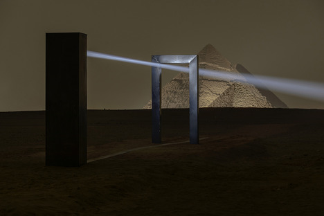 Portal of Light : l’installation d’Emilio Ferro devant les pyramides de Gizeh

